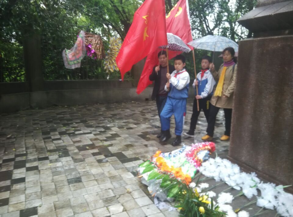 景德镇昌河实验小学师生祭扫革命烈士陵园