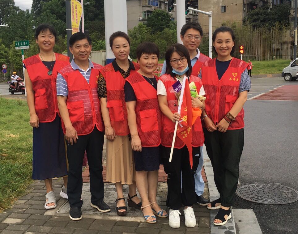 为志愿者教师送“清凉”