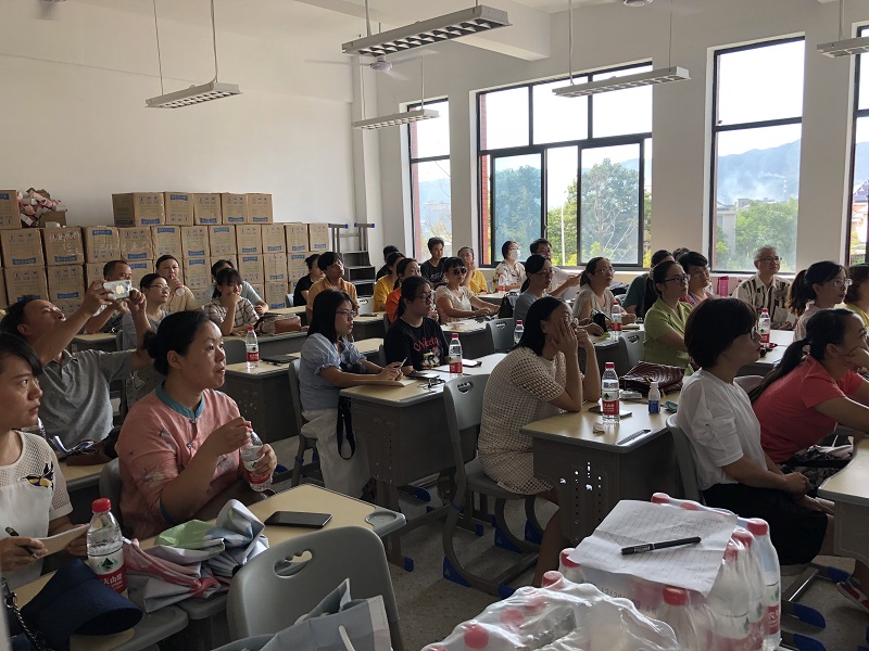 昌河实验小学参加全市电教化“智慧黑板”应用培训