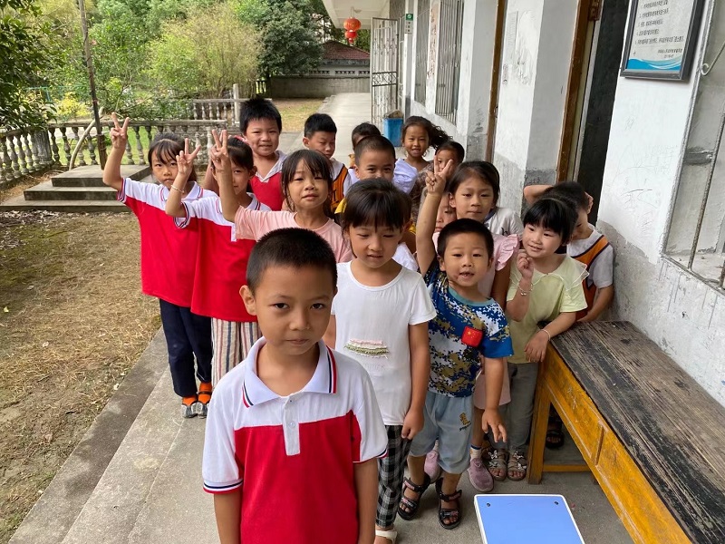 愿阳光下的孩子,温情相伴-昌河实验小学团支部“学党史,办实事”为华敏希望小学捐赠衣物