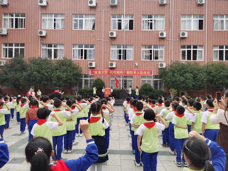 “星星火炬 代代相传”——昌河实验小学新队员入队仪式