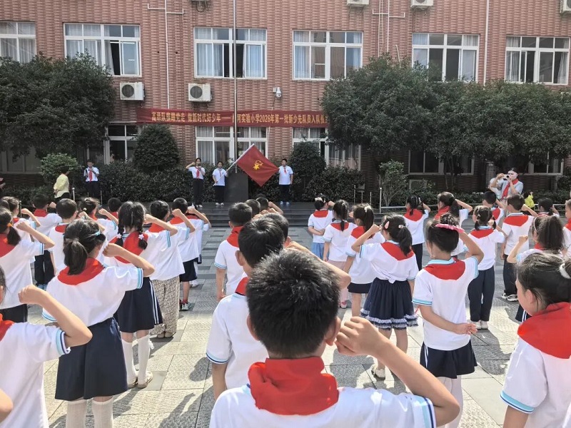 �߾ٶ�������ߣ�����ʱ�������� ��������ʵ��Сѧ2026��һ�꼶��һ���¶�Ա�����ʽ